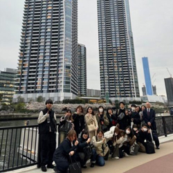 屋形船を楽しむ社員