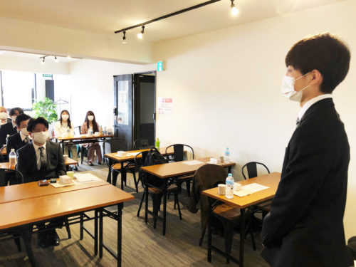 挨拶をする佃さん