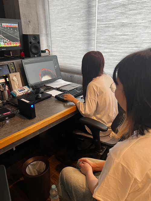 先輩の指導を受けながら研修を受ける新人