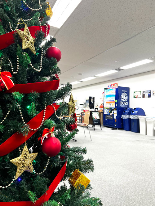 クリスマスツリーから見たエムジェイの5階のロビー