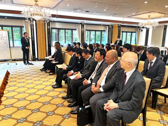 挨拶をする新入社員