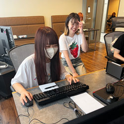 編集スタジオで研修をする社員