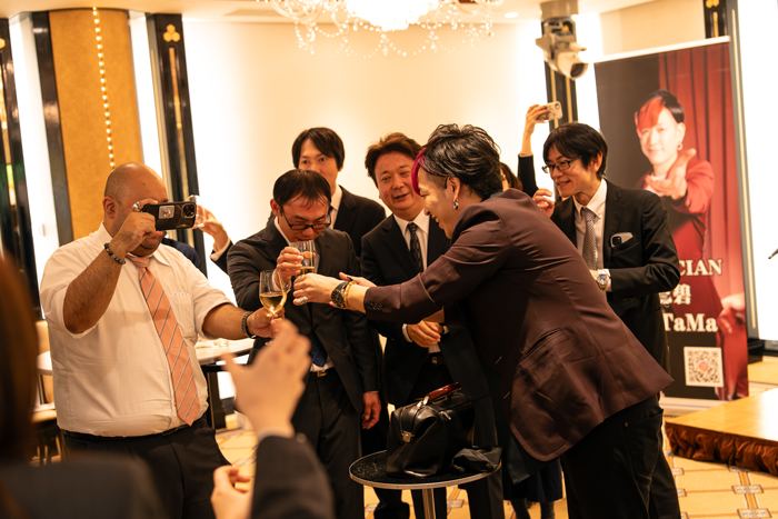 ミタマさんのマジックに盛り上がる社員達