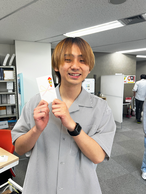 賞金を当てて喜ぶ社員