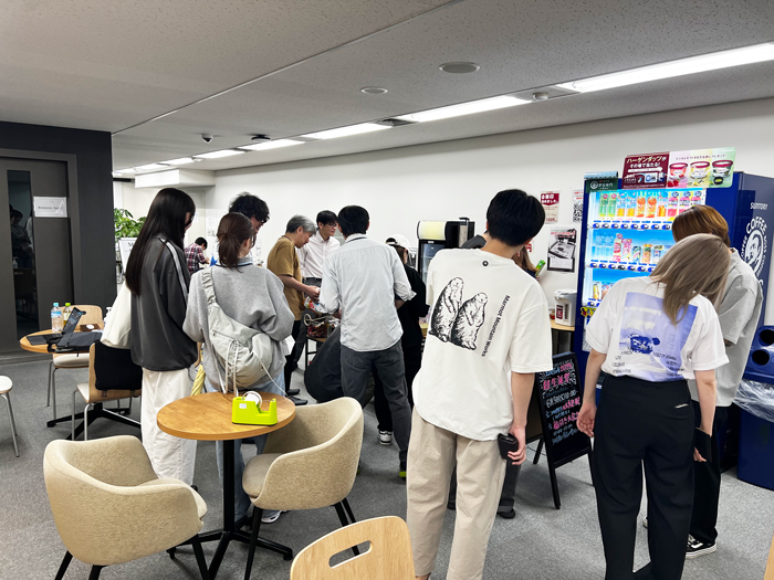 100均コーナーに集まる従業員の画像