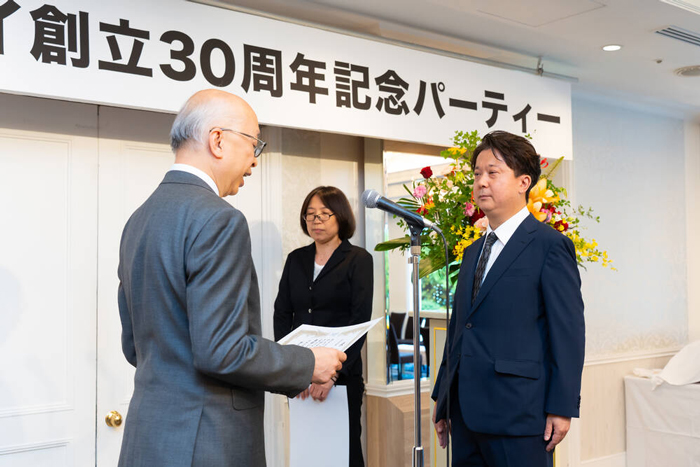 表彰式で森田社長から賞状を受け取る北澤副社長
