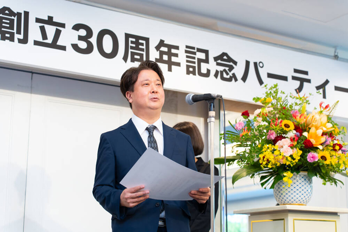 表彰され挨拶をする北澤副社長