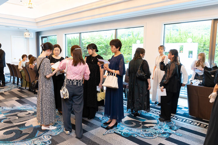 会場内で賑わうエムジェイの関係者