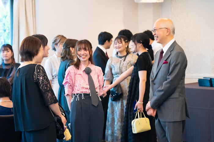 会場内で賑わう森田社長とその従業員と家族