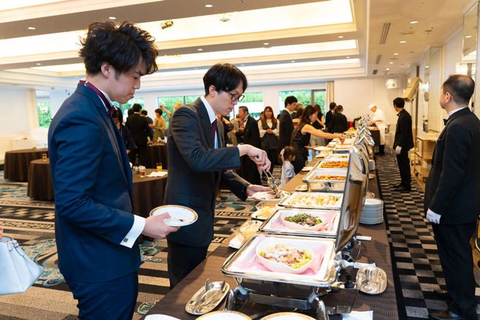 立食パーティーを楽しむ参加者
