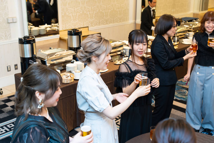 立食パーティーを楽しむ参加者