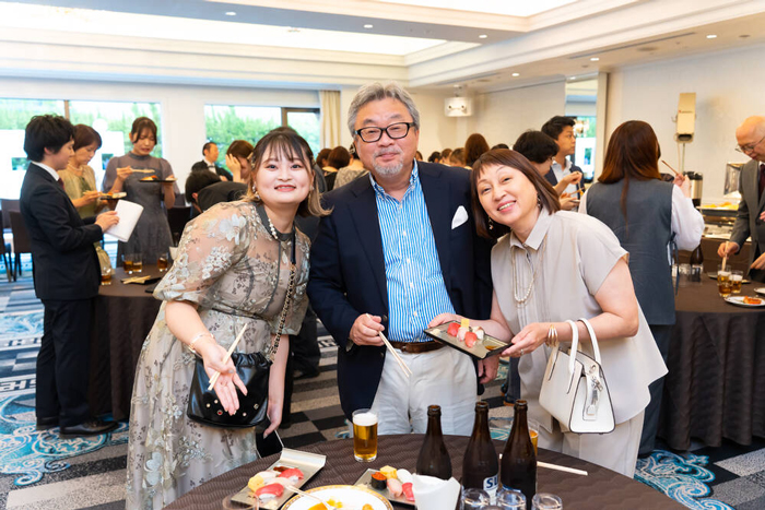 立食パーティーでの記念写真