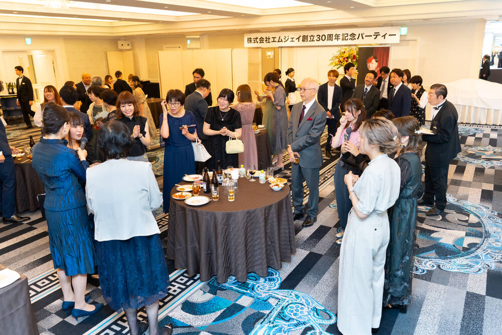 司会者のインタビューに答える社員