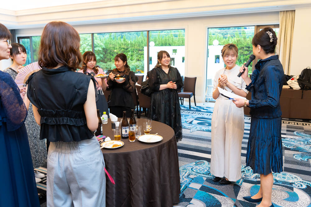 司会者のインタビューに答える社員