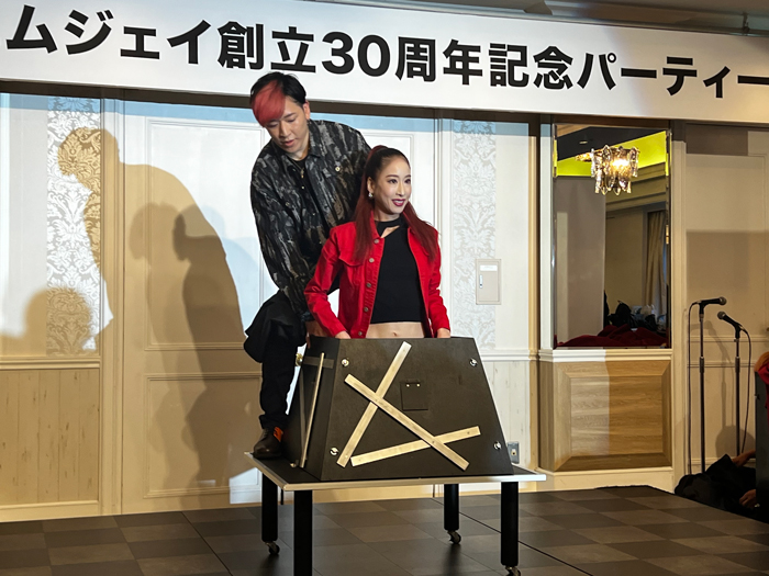 小さな箱に入る女性