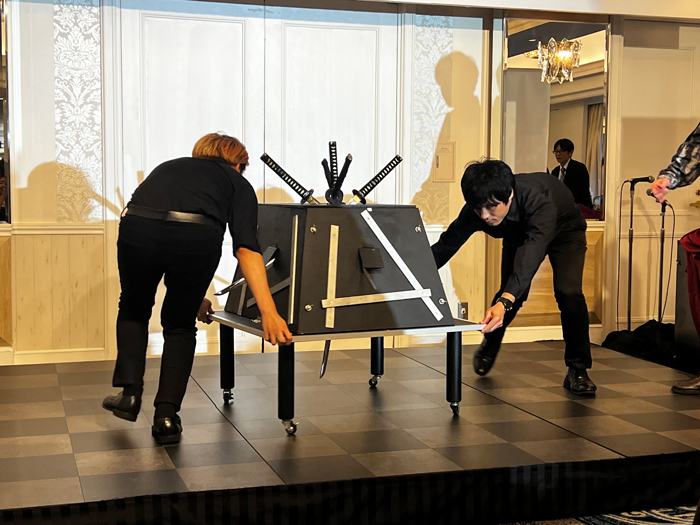 剣を刺した箱を回すアシスタント