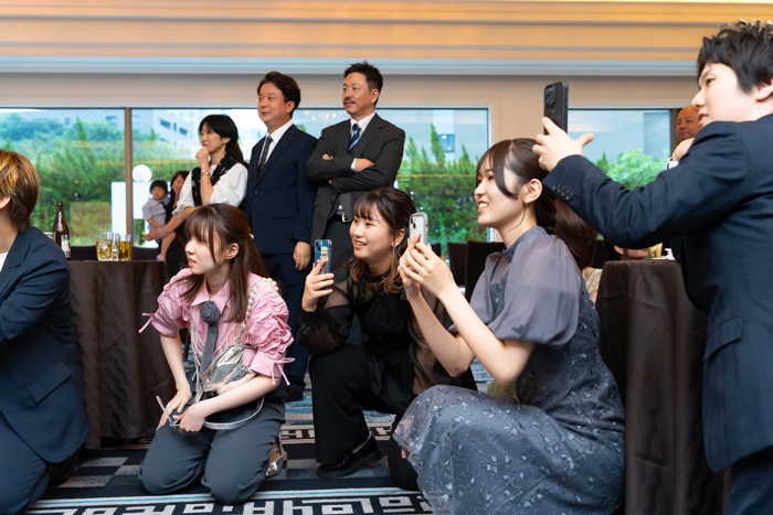 ミタマさんのマジックに食い入るように見つめるギャラリー