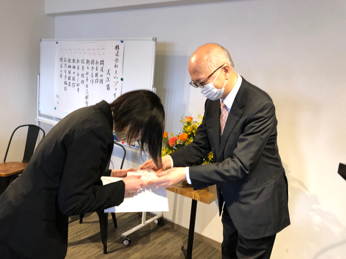 社長からの辞令を受け取る佐藤さん