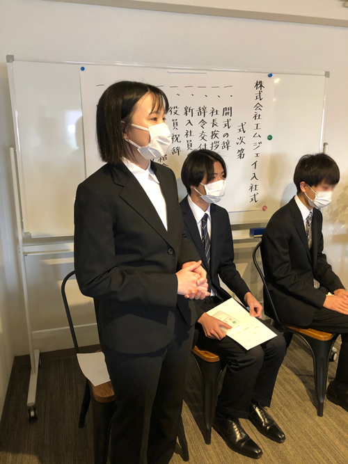 挨拶をする佐藤さん