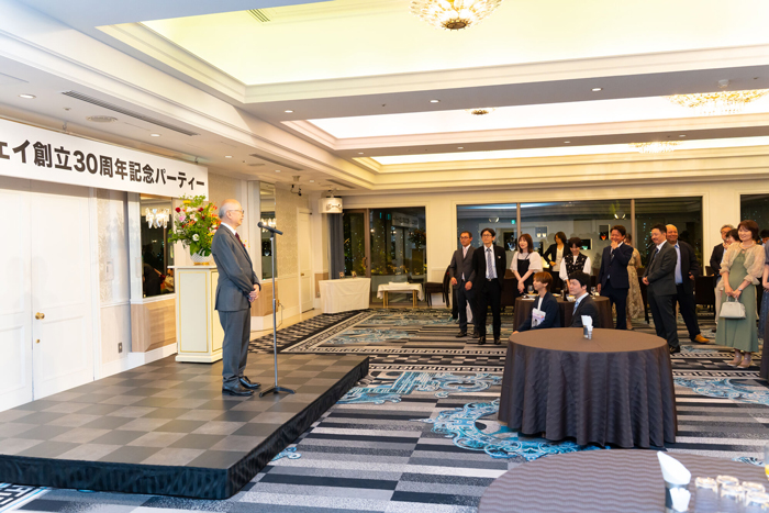 社員とそのご家族にお礼の言葉を述べる社長