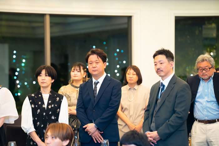 社長のお礼の言葉を真剣に耳を傾ける社員とそのご家族