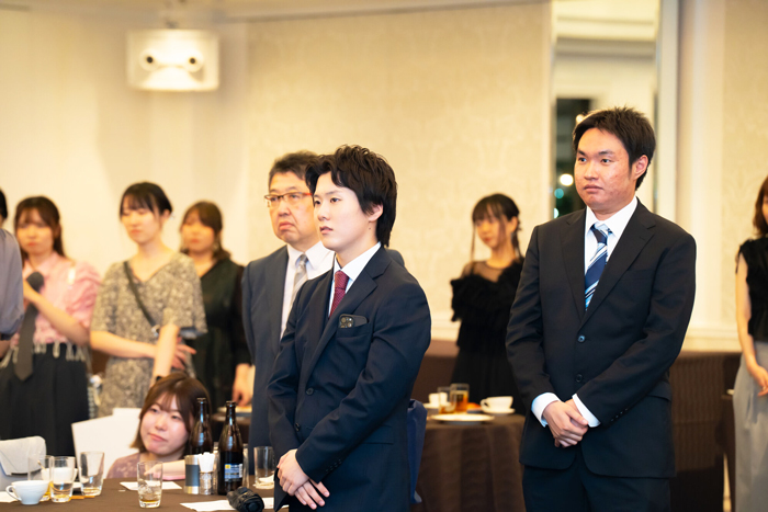 社長のお礼の言葉を真剣に耳を傾ける社員とそのご家族