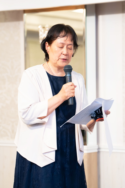 社長に感謝の言葉を述べる奥様