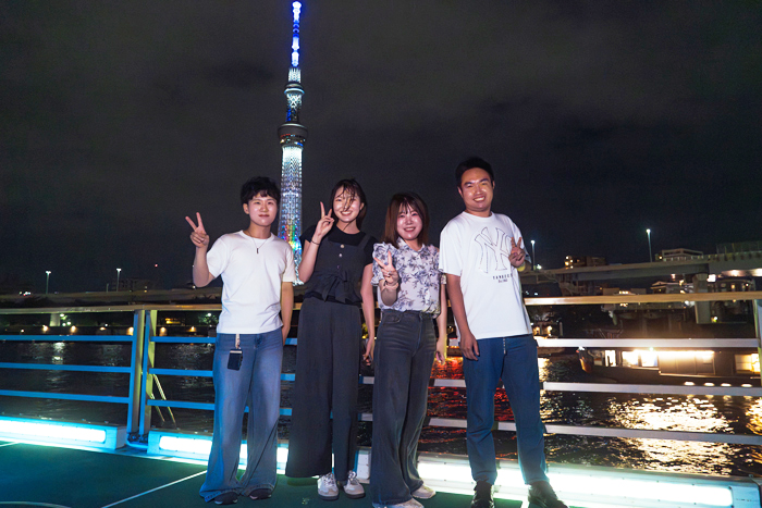屋形船からスカイツリーを背景に記念写真