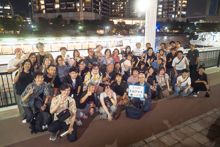 屋形船下船後に参加者全員で記念写真
