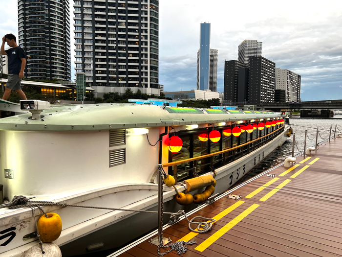 乗船口で停車するあみ達の屋形船