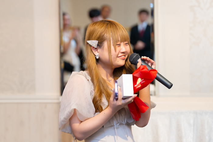 景品が当たり喜ぶ社員