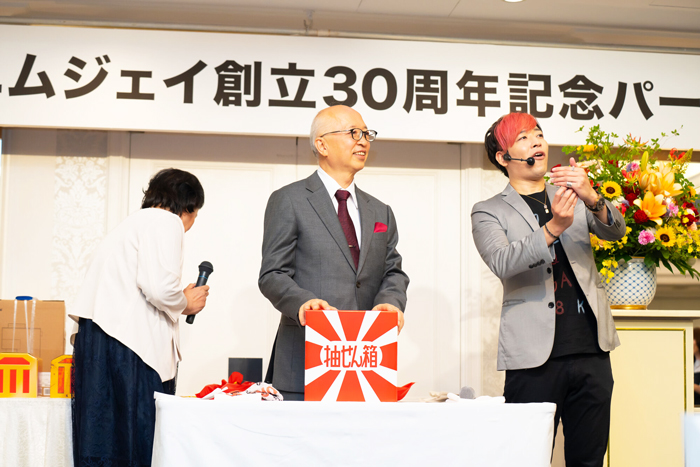 社長が番号を選び、読み上げる巳碧(みたま)さん