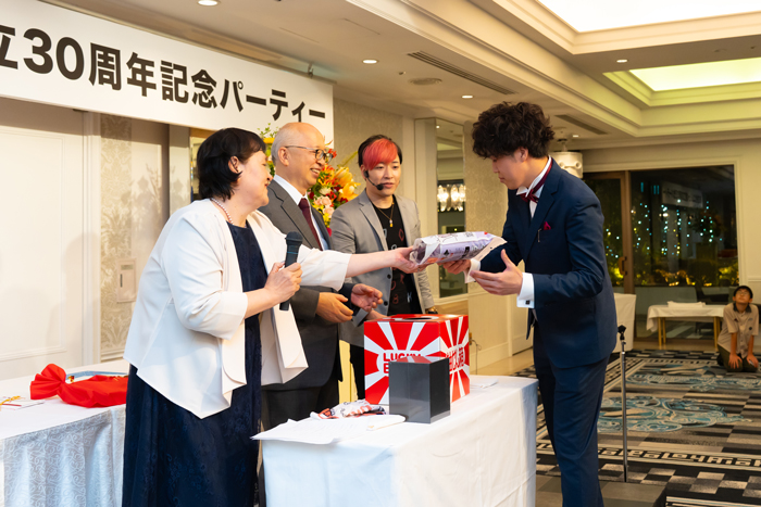 商品を受け取る参加者