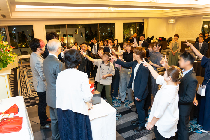 商品獲得にじゃんけんをする参加者