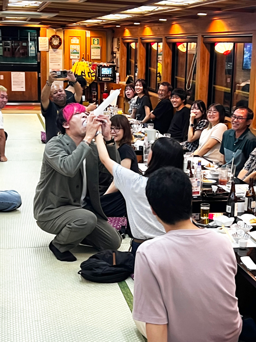 風船のマジックショーをするミタマさん