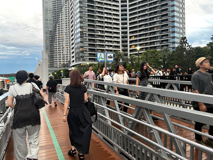 屋形船向かう参加者