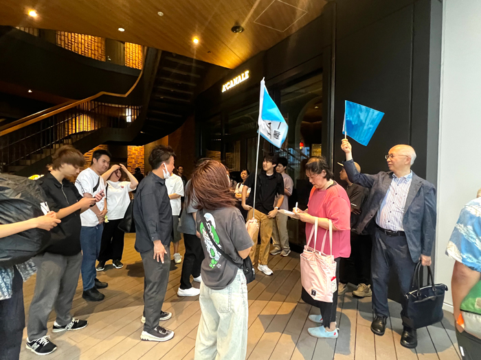 集合場所に集まる参加者