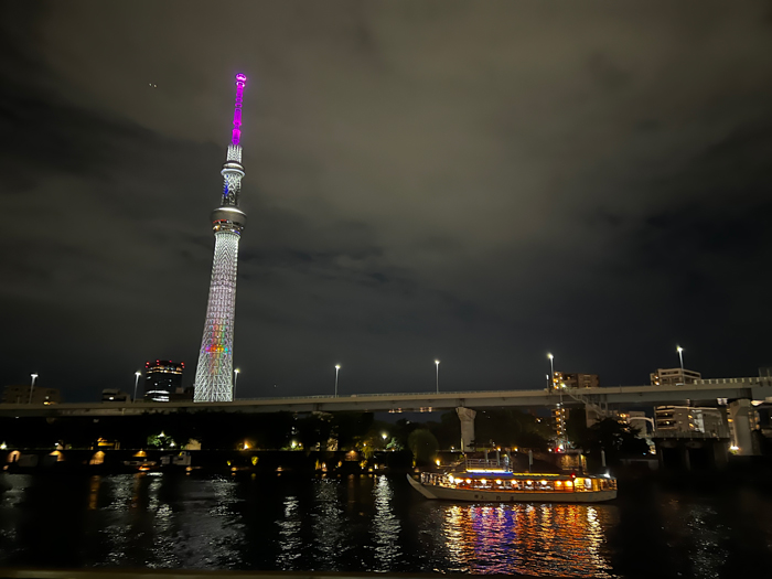 隅田川に浮かぶ屋形船とスカイツリー