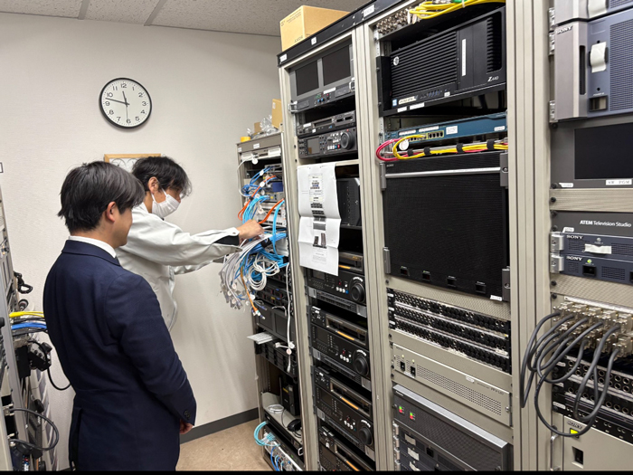 マシンルームで業者さんが作業している画像