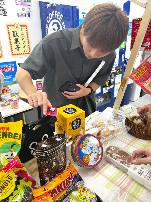 商品を食い入るように見る社員