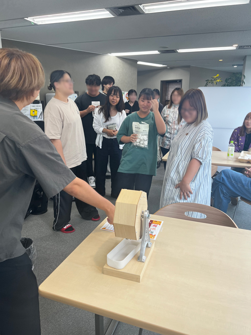 福引きに挑戦するために集まった参加者