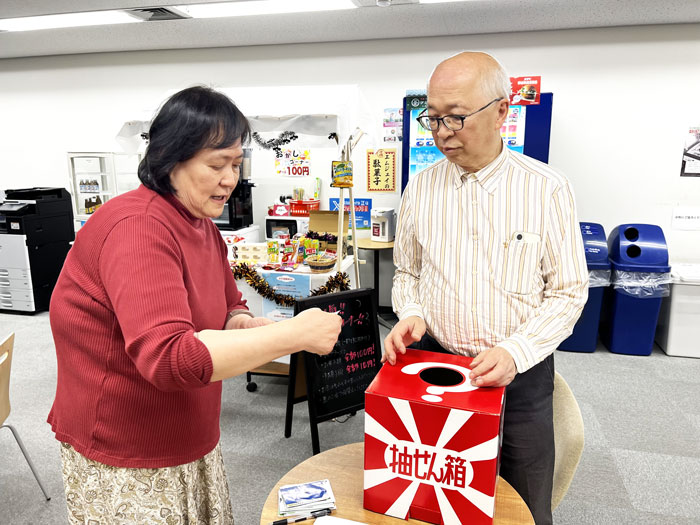 抽選する社長夫妻
