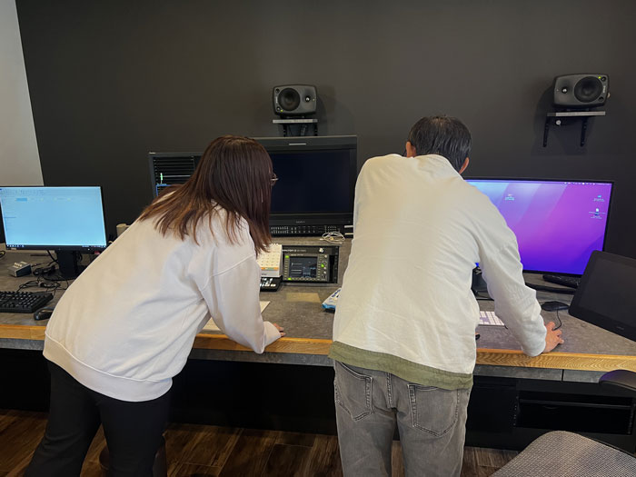 スタジオで設定作業をする社員