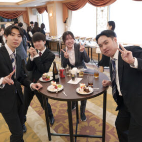 立食パーティーを楽しむ社員