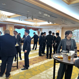 立食パーティーを楽しむ社員