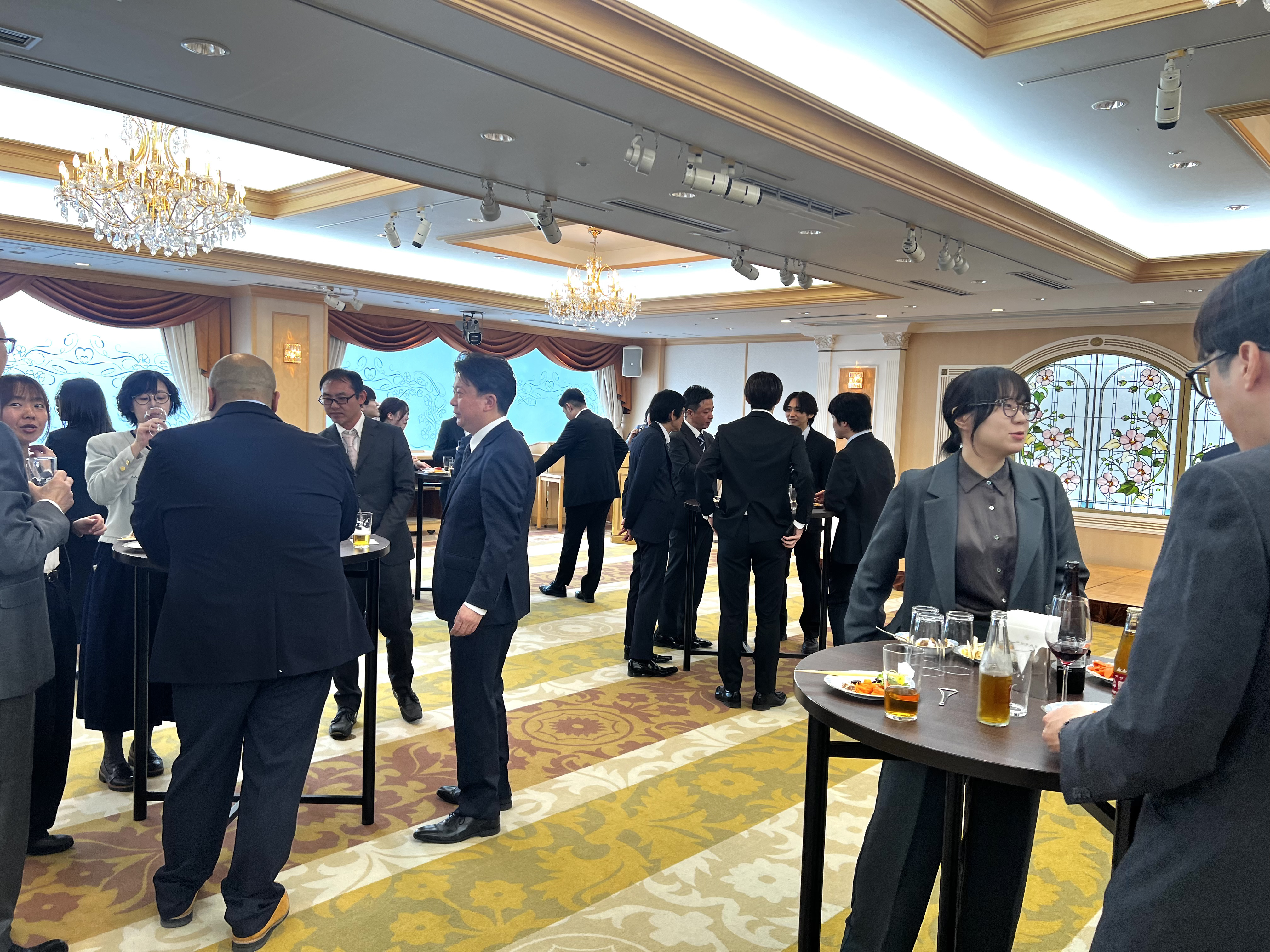 立食パーティーを楽しむ社員