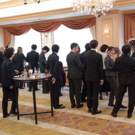 立食パーティを楽しむ社員