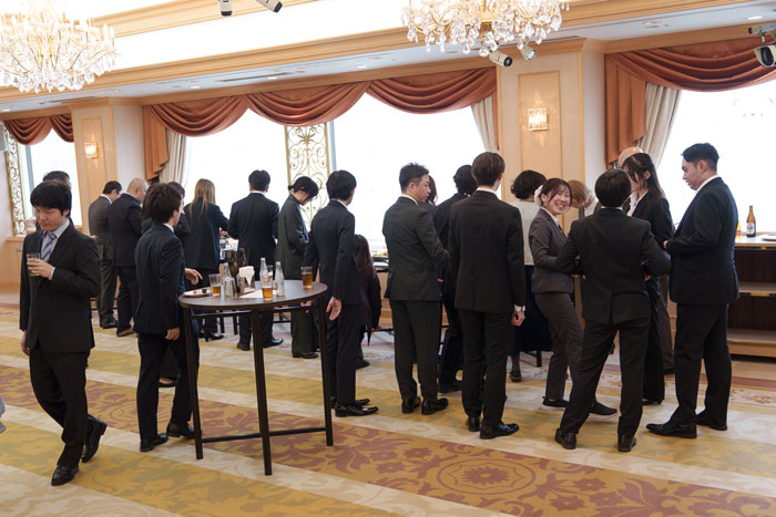 立食パーティを楽しむ社員