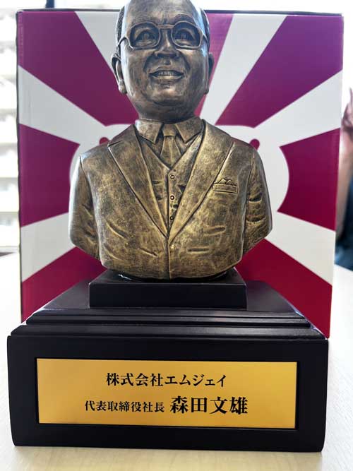 社長の胸像