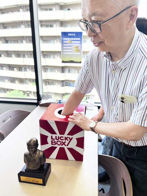 抽選を行う森田社長